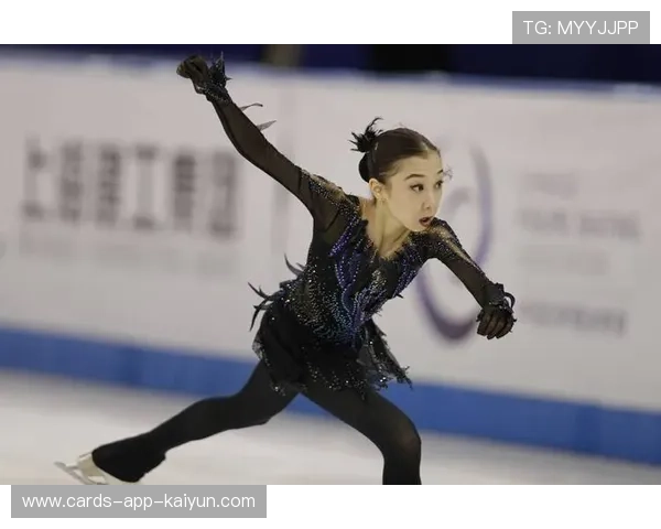 花滑选手跳跃落冰失败摔坐！伤势未知