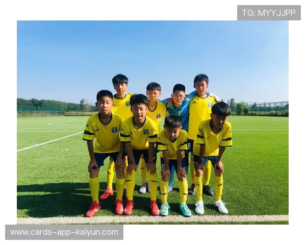 足球少年从中场吊射破门震惊世界